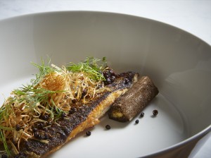 Il salmerino con porri carbonizzati